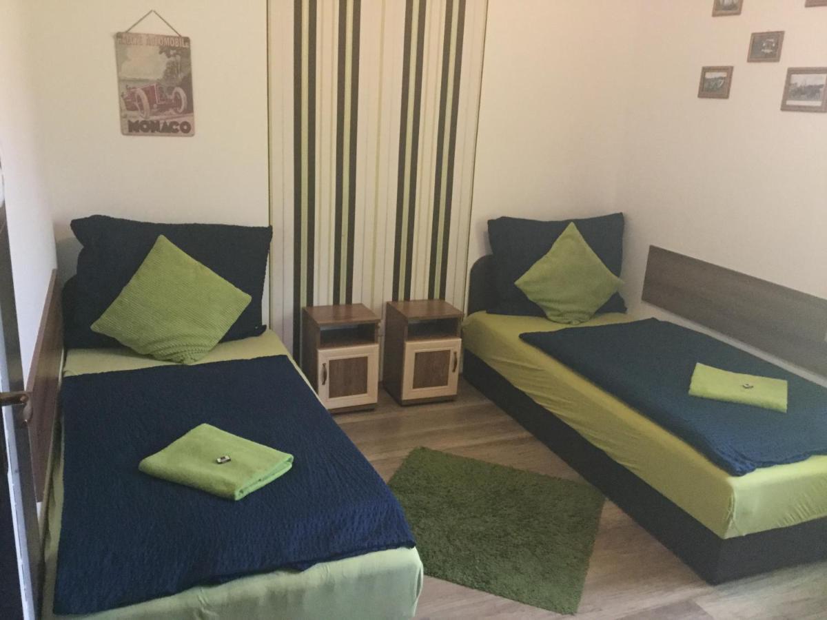 Old'S Car Zimmer & Apartment Vermietung Velden am Woerthersee Ngoại thất bức ảnh
