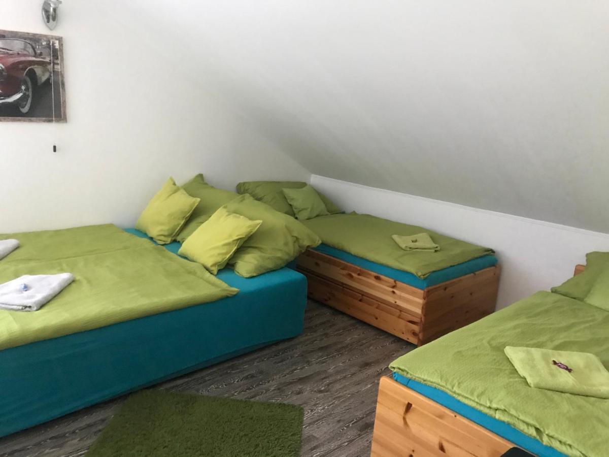 Old'S Car Zimmer & Apartment Vermietung Velden am Woerthersee Ngoại thất bức ảnh