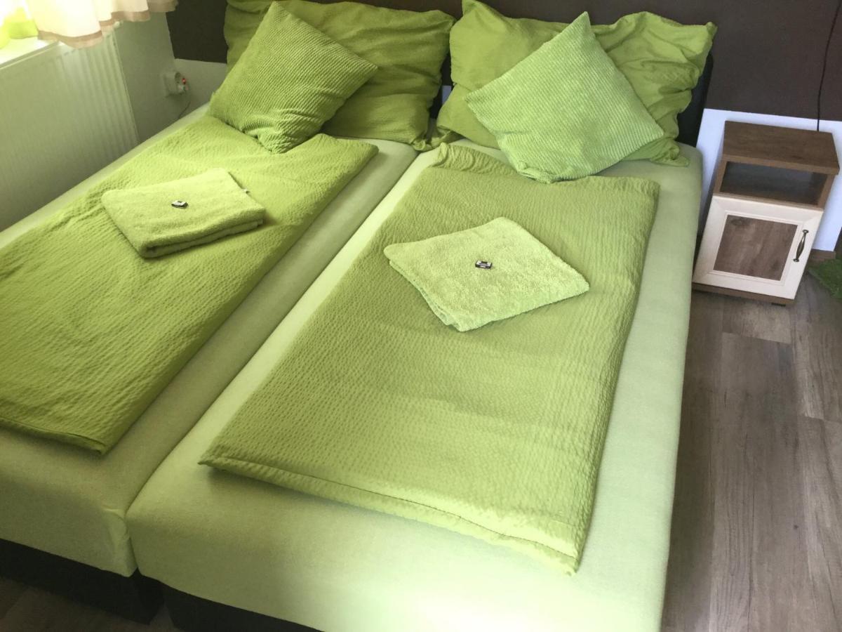 Old'S Car Zimmer & Apartment Vermietung Velden am Woerthersee Ngoại thất bức ảnh